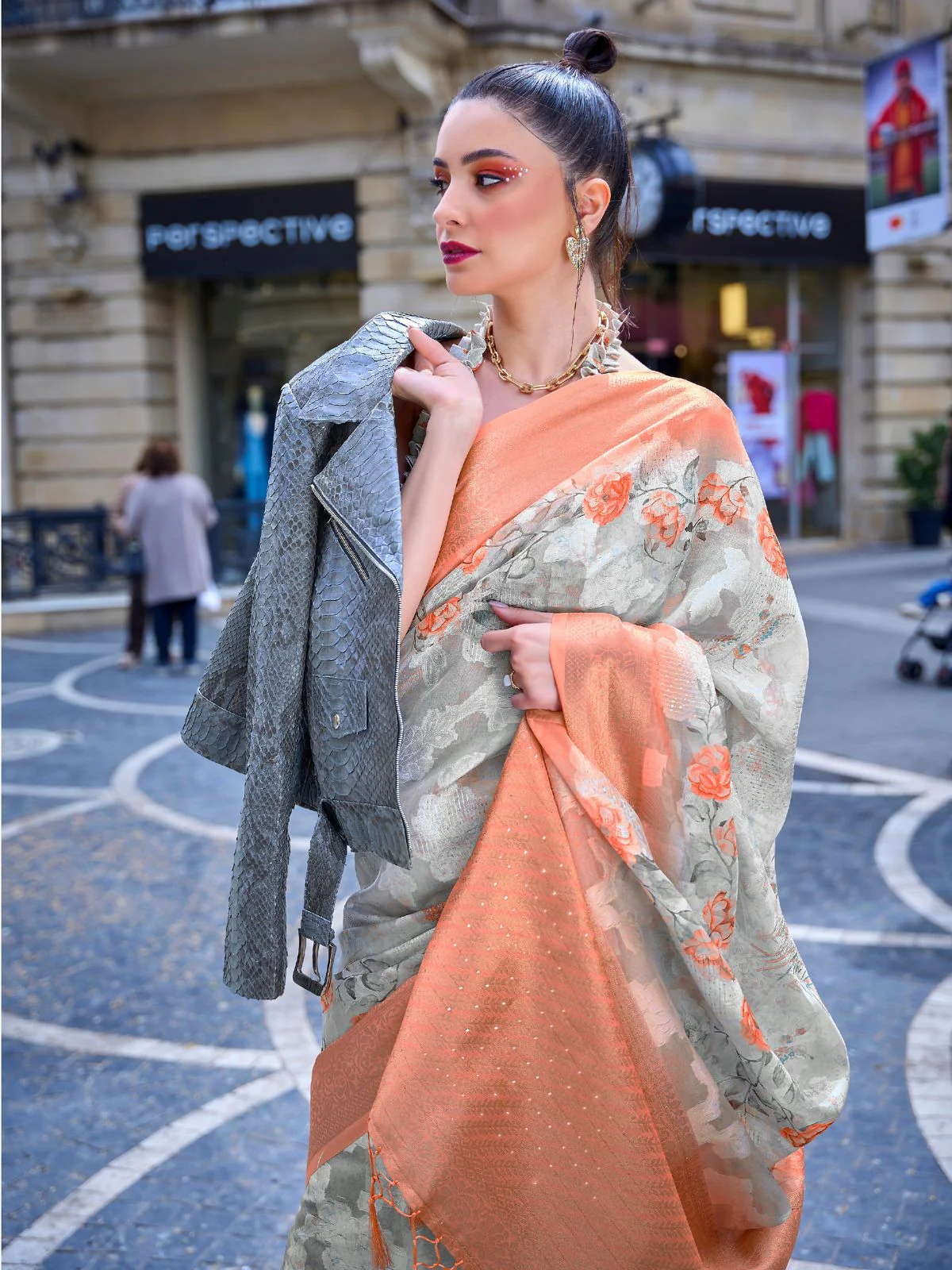 Odette Off White Poly Brasso Woven Saree With Unstitched Blouse For Women - Image 2