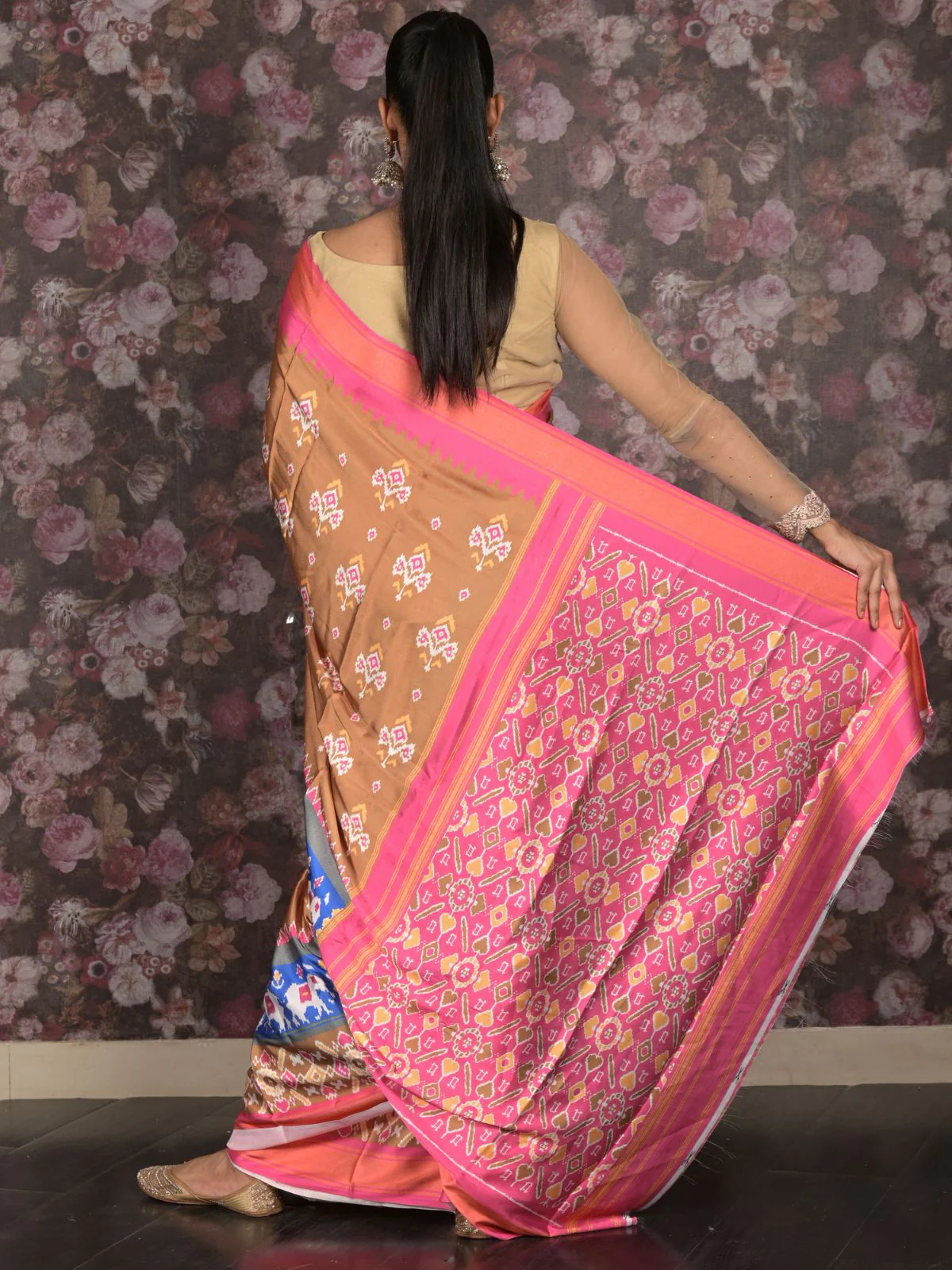 Odette Tan Printed Crepe Saree With Unstitched Blouse For Women - Image 5
