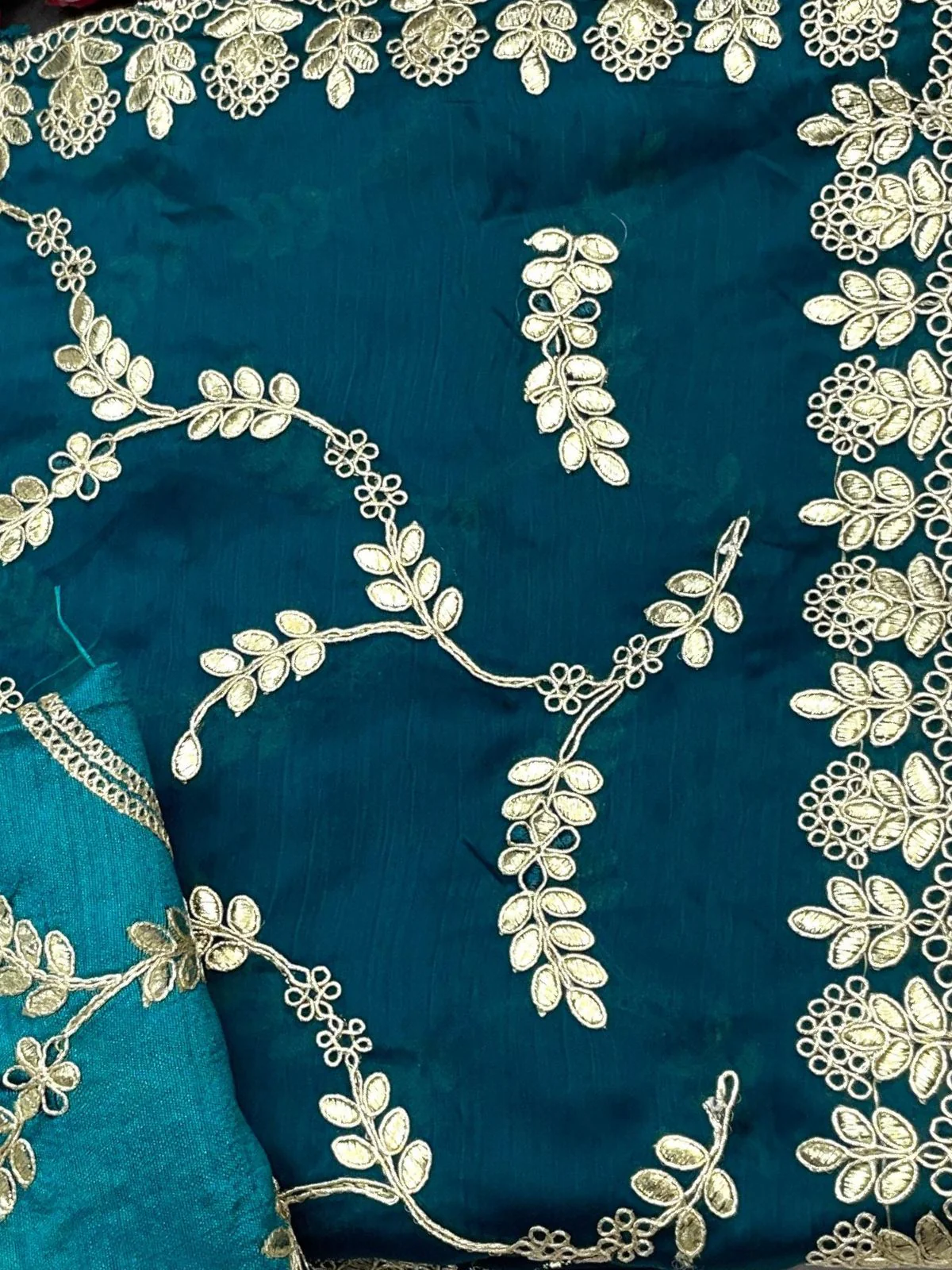 Odette Teal Embroidered Silk Blend Saree With Unstitched Blouse For Women - Image 3