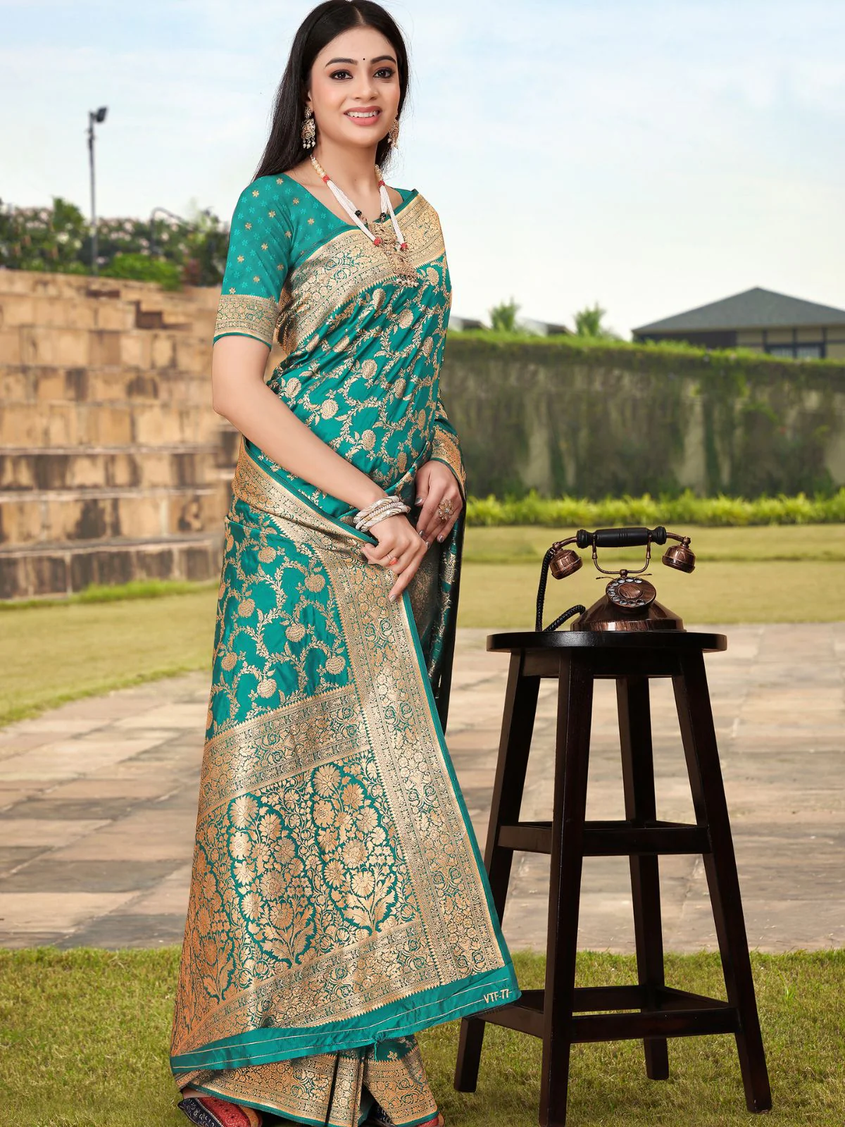 Odette Teal Woven Banarasi Silk Saree With Unstitched Blouse For Women - Image 3