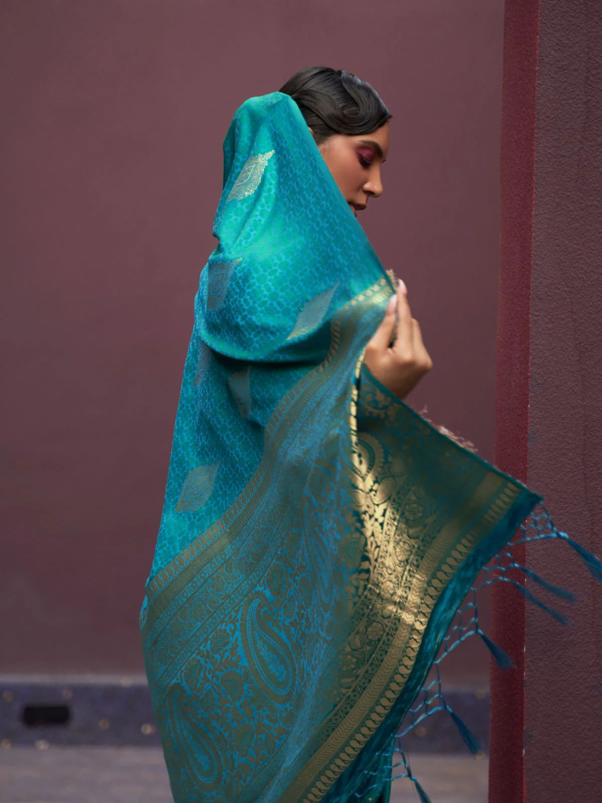 Odette Teal Woven Design Silk Blend Saree With Unstitched Blouse For Women - Image 3