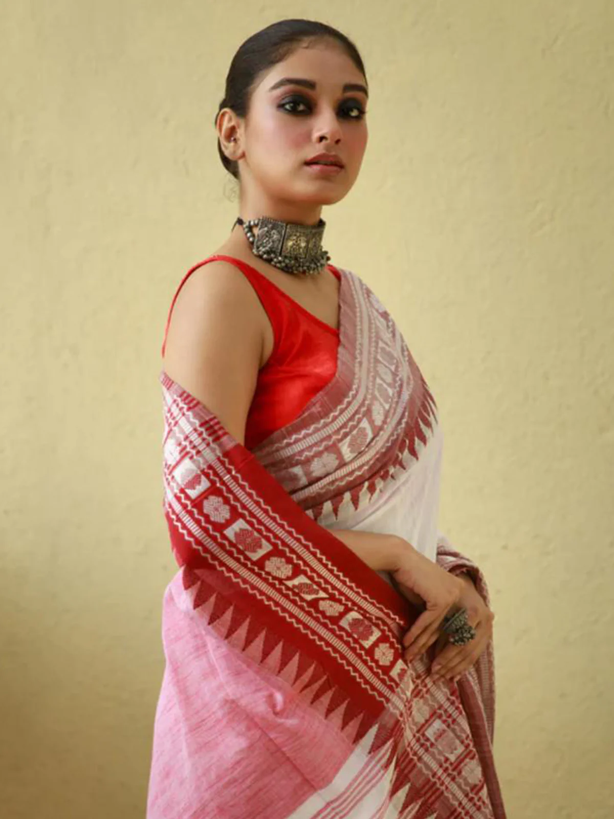 Odette White Cotton Saree With Unstitched Blouse For Women - Image 3