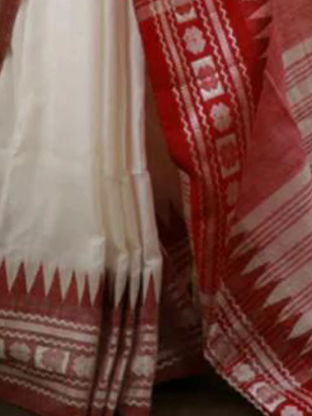 Odette White Cotton Saree With Unstitched Blouse For Women - Image 4