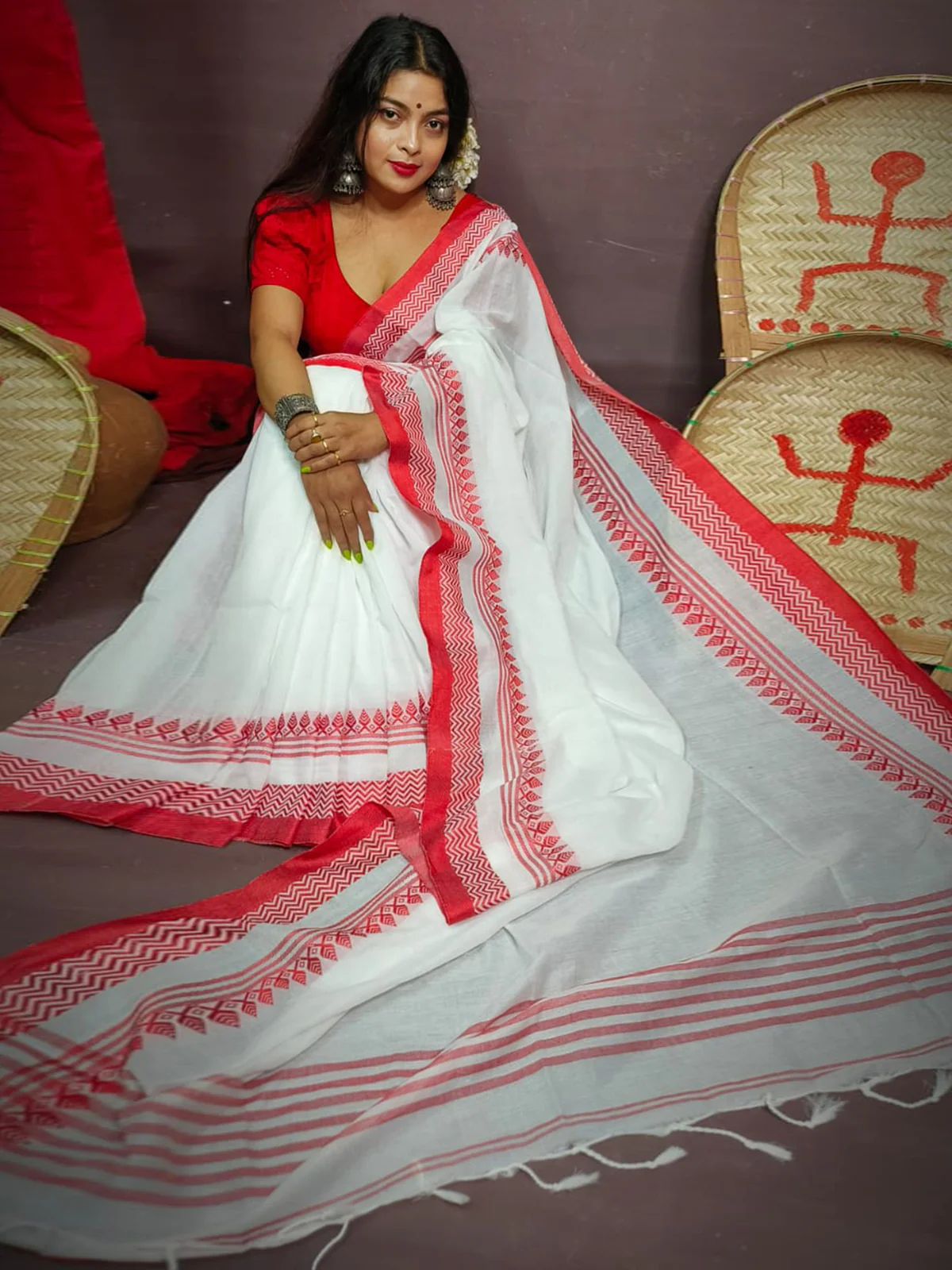 Odette White Cotton  Saree With Unstitched Blouse For Women - Image 3
