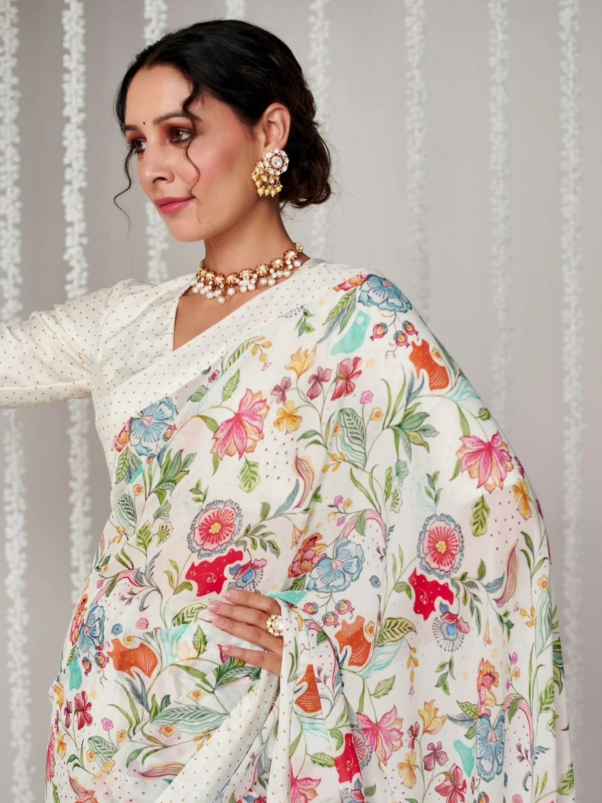 Odette White Georgette Printed Saree With Unstitched Blouse For Women - Image 4