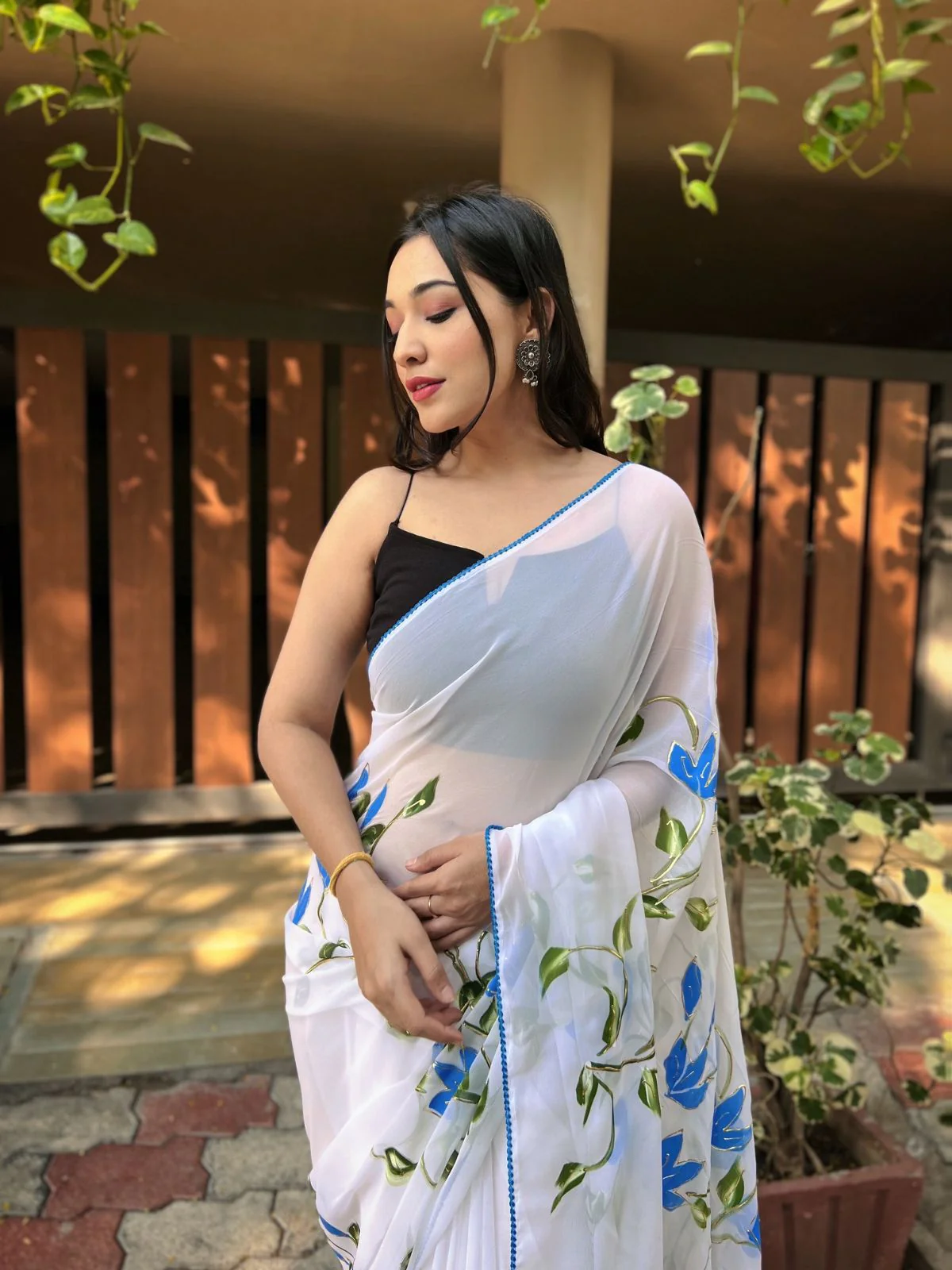Odette White Georgette Printed Saree With Unstitched Blouse For Women - Image 2