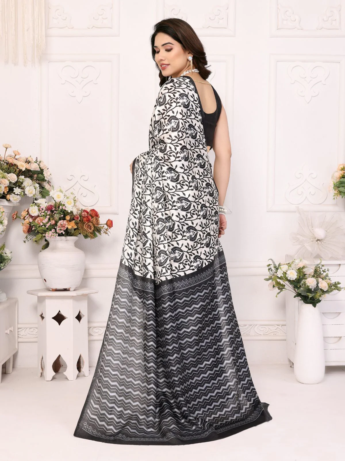 Odette White Khadi Printed Saree With Unstitched Blouse For Women - Image 4