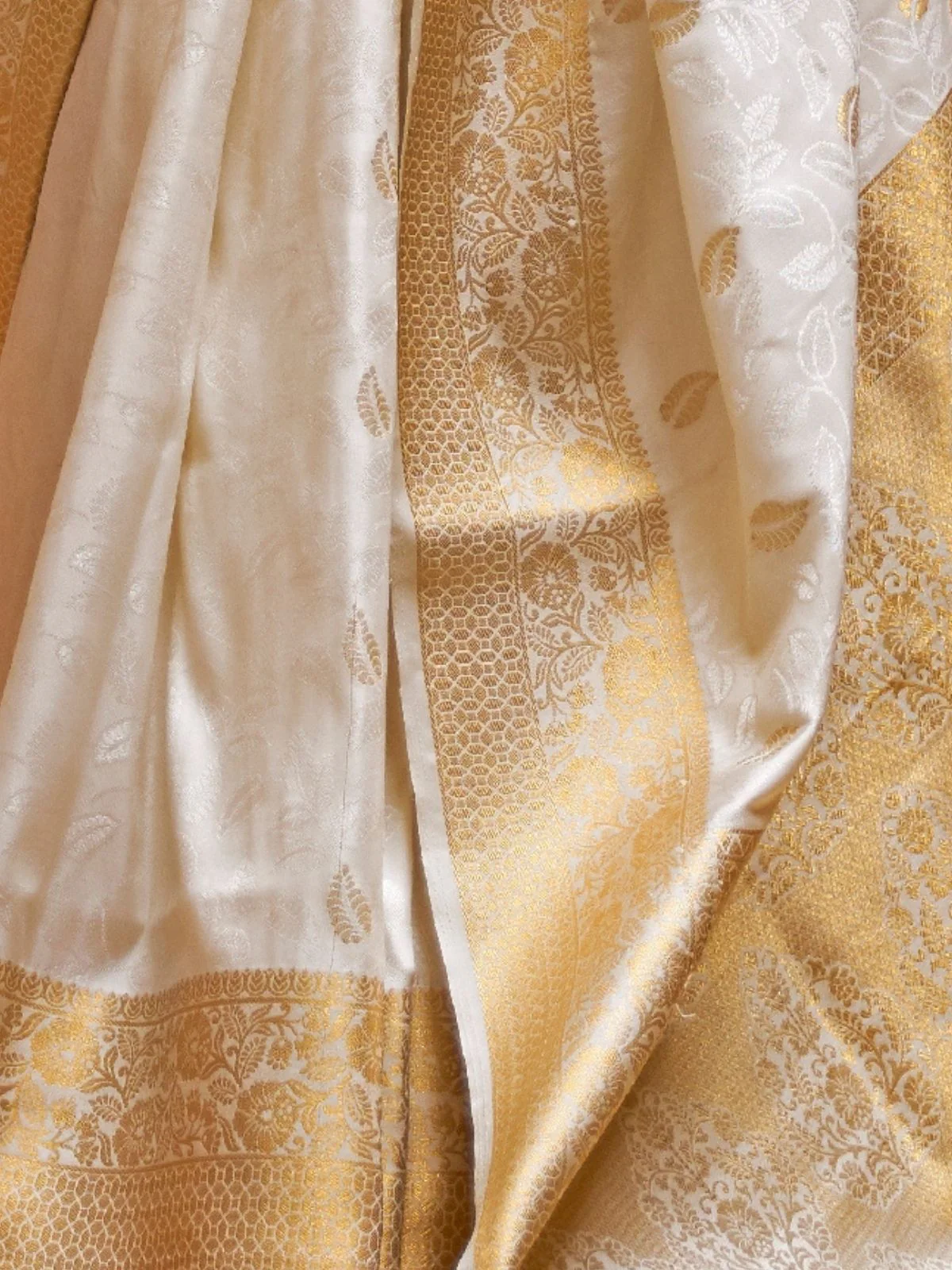 Odette White Woven Design Silk Blend Saree With Unstitched Blouse For Women - Image 4