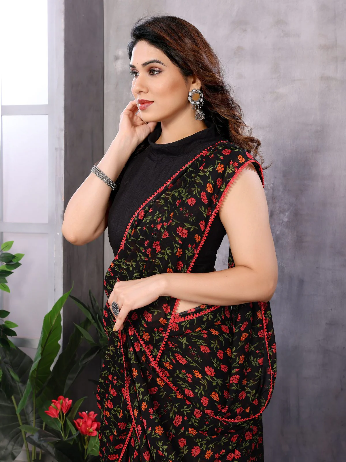 Odette Women Black And Red Georgette Printed Saree With Unstitched Blouse - Image 5