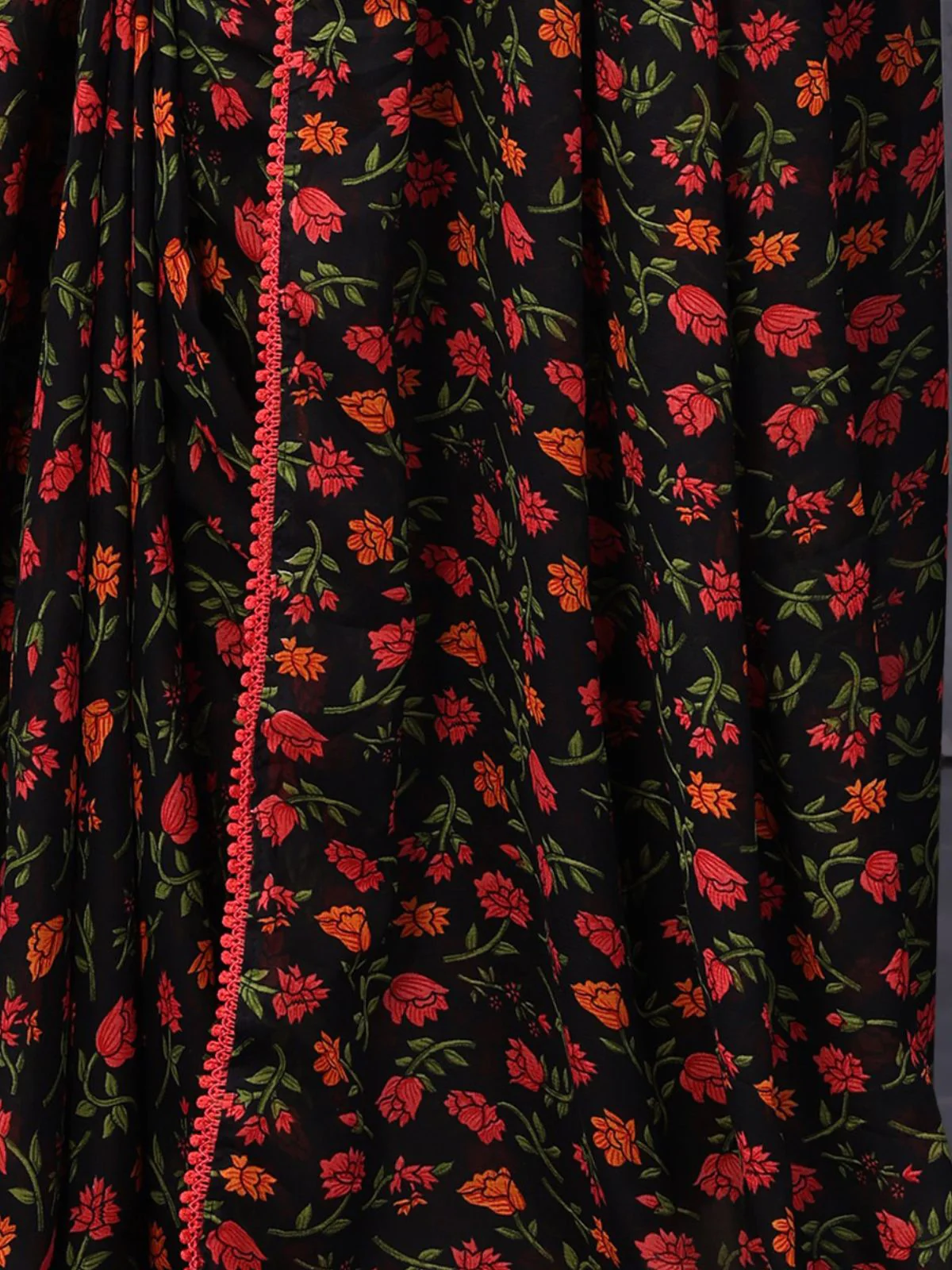 Odette Women Black And Red Georgette Printed Saree With Unstitched Blouse - Image 6
