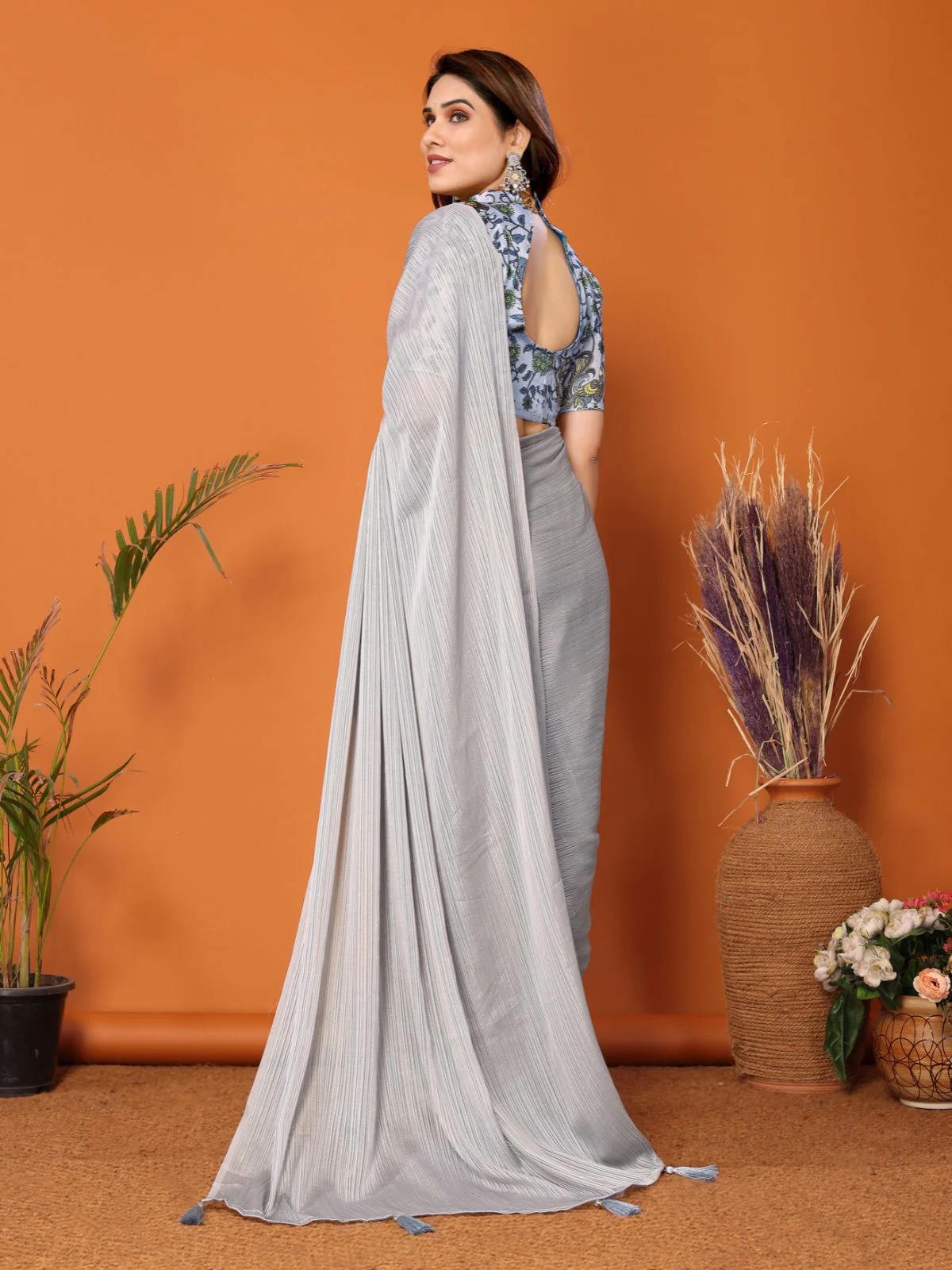 Odette Women Grey Polyester Solid Saree With Unstitched Blouse - Image 3
