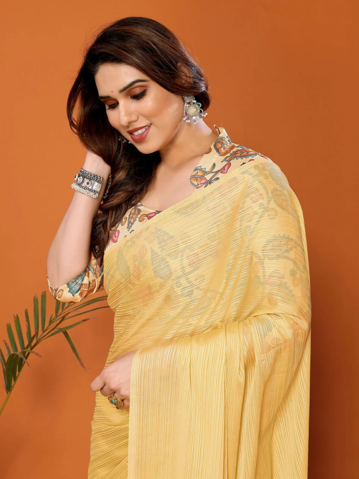 Odette Women Yellow Polyester Solid Saree With Unstitched Blouse - Image 4