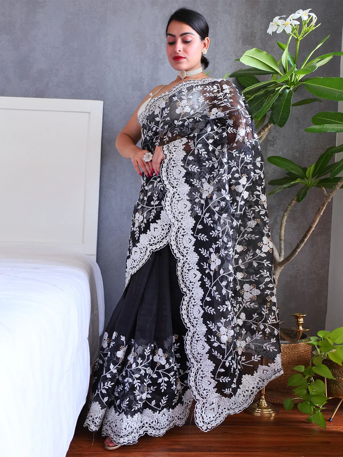 Odette Black Organza  Saree with unstitched Blouse For Women - Image 4