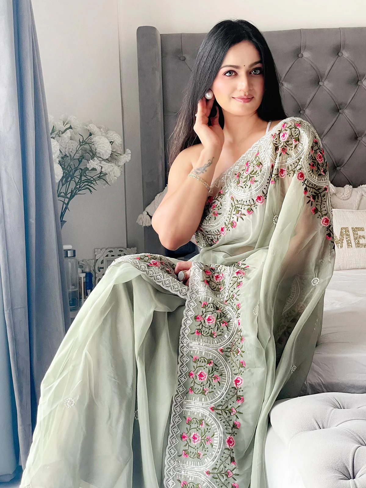Odette Women's Green Organza  Saree with unstitched Blouse - Image 3