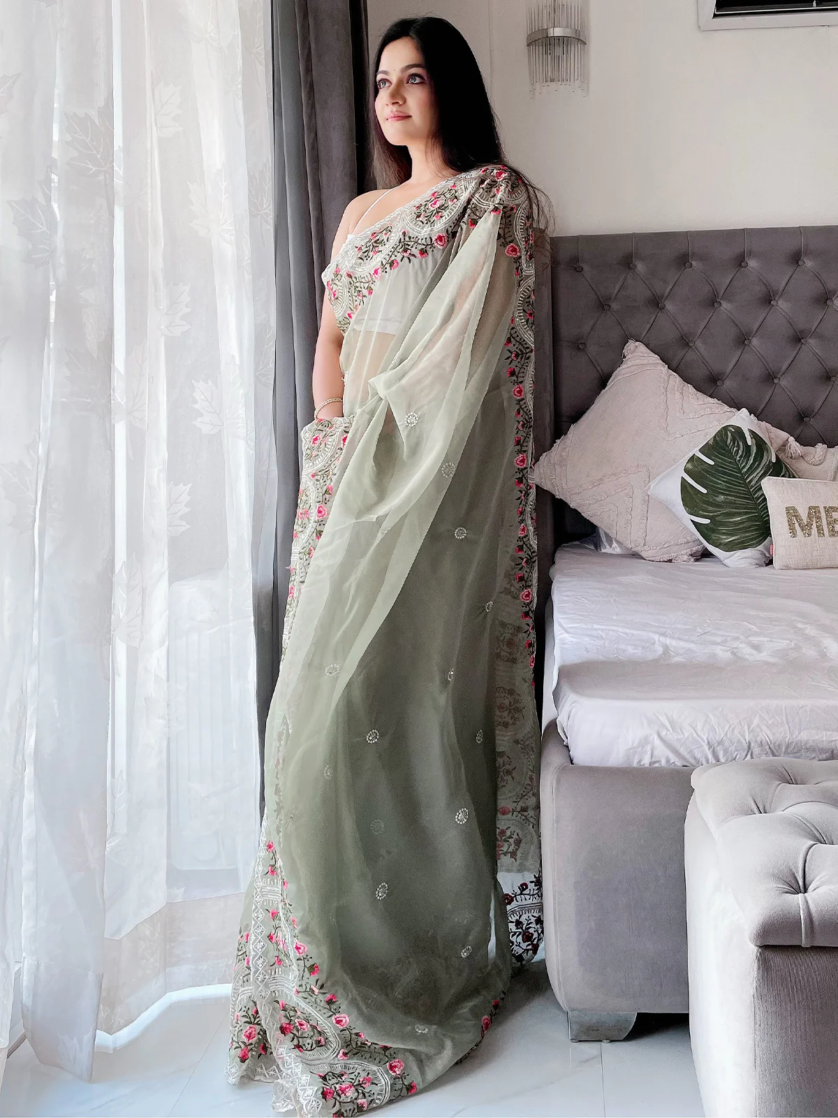 Odette Women's Green Organza  Saree with unstitched Blouse - Image 4