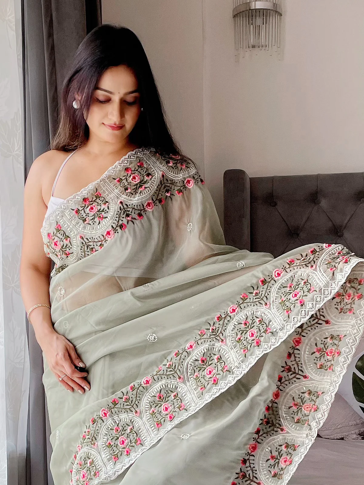 Odette Women's Green Organza  Saree with unstitched Blouse - Image 5