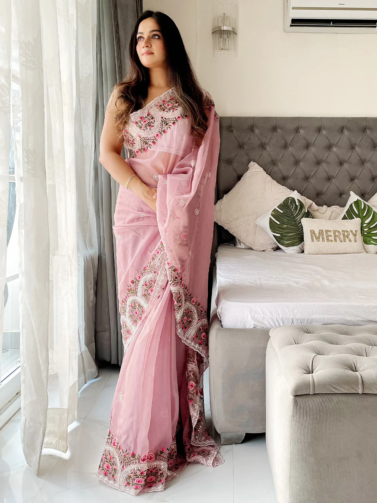 Odette Women's Pink Organza  Saree with unstitched Blouse - Image 4