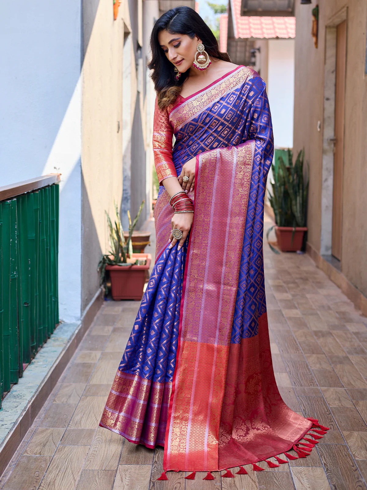 Odette Blue Silk Saree with unstitched Blouse For Women - Image 2