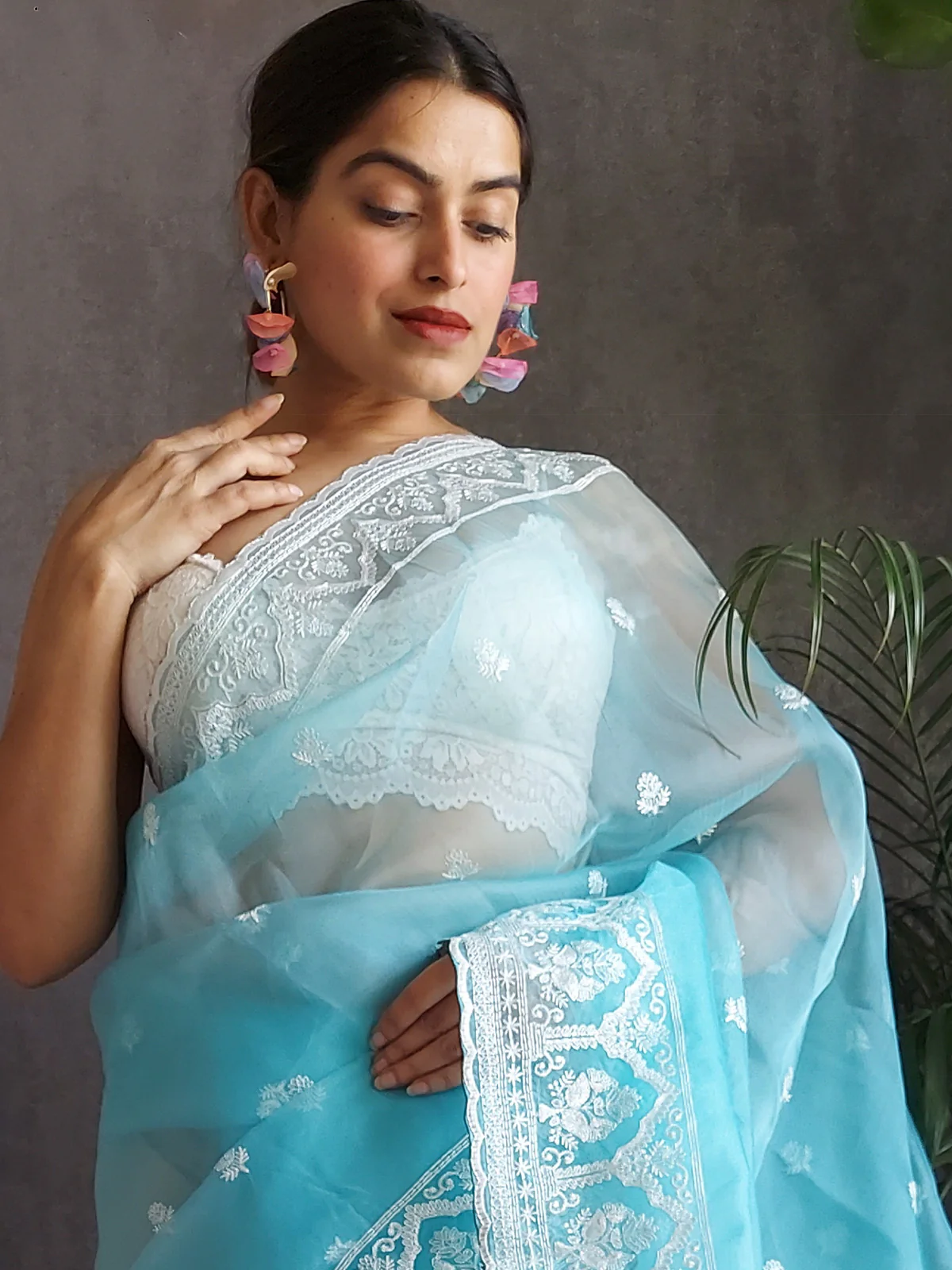 Odette Women's Blue Organza  Saree with unstitched Blouse - Image 6