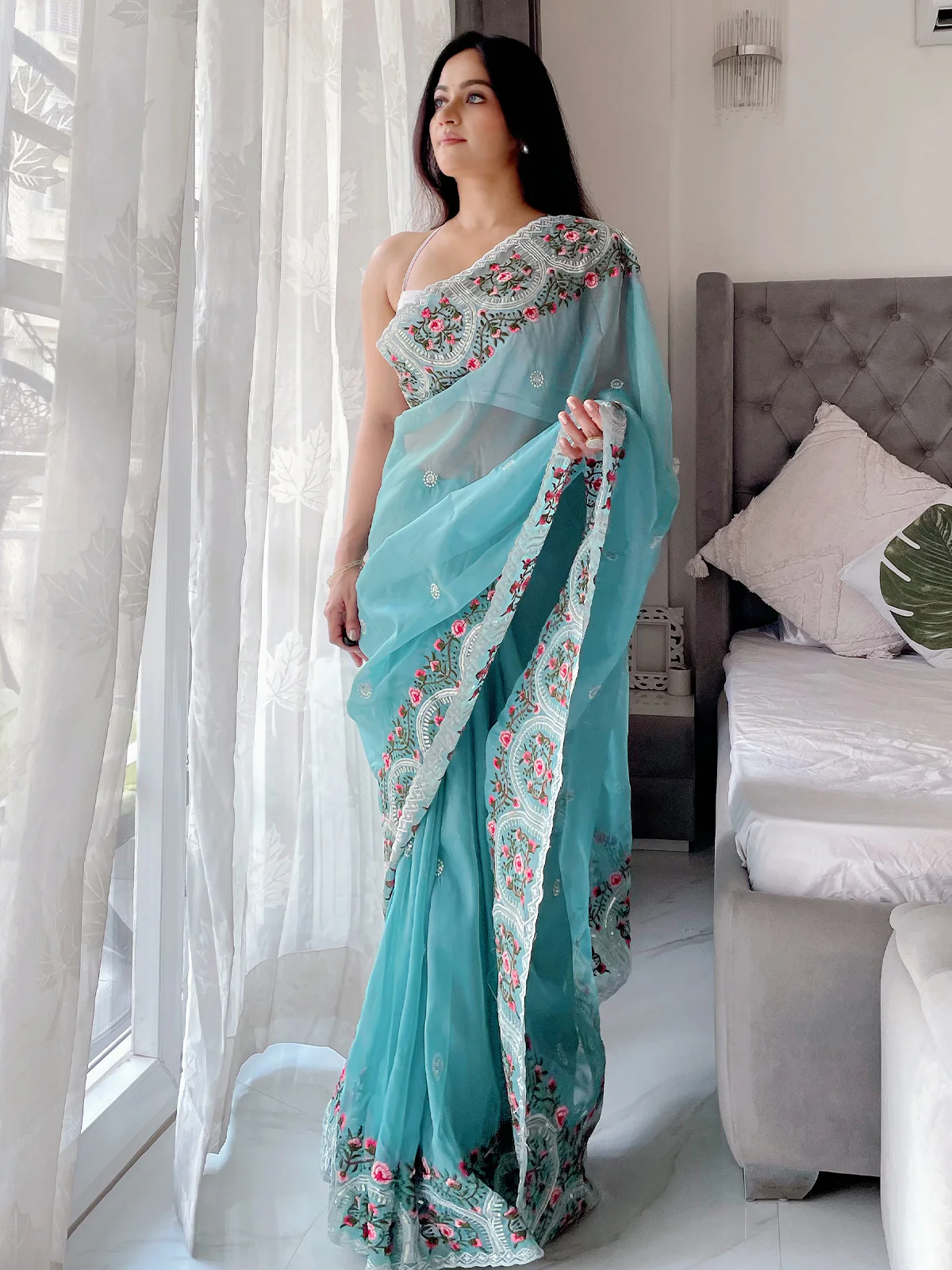 Odette Women's Blue Organza  Saree with unstitched Blouse - Image 4