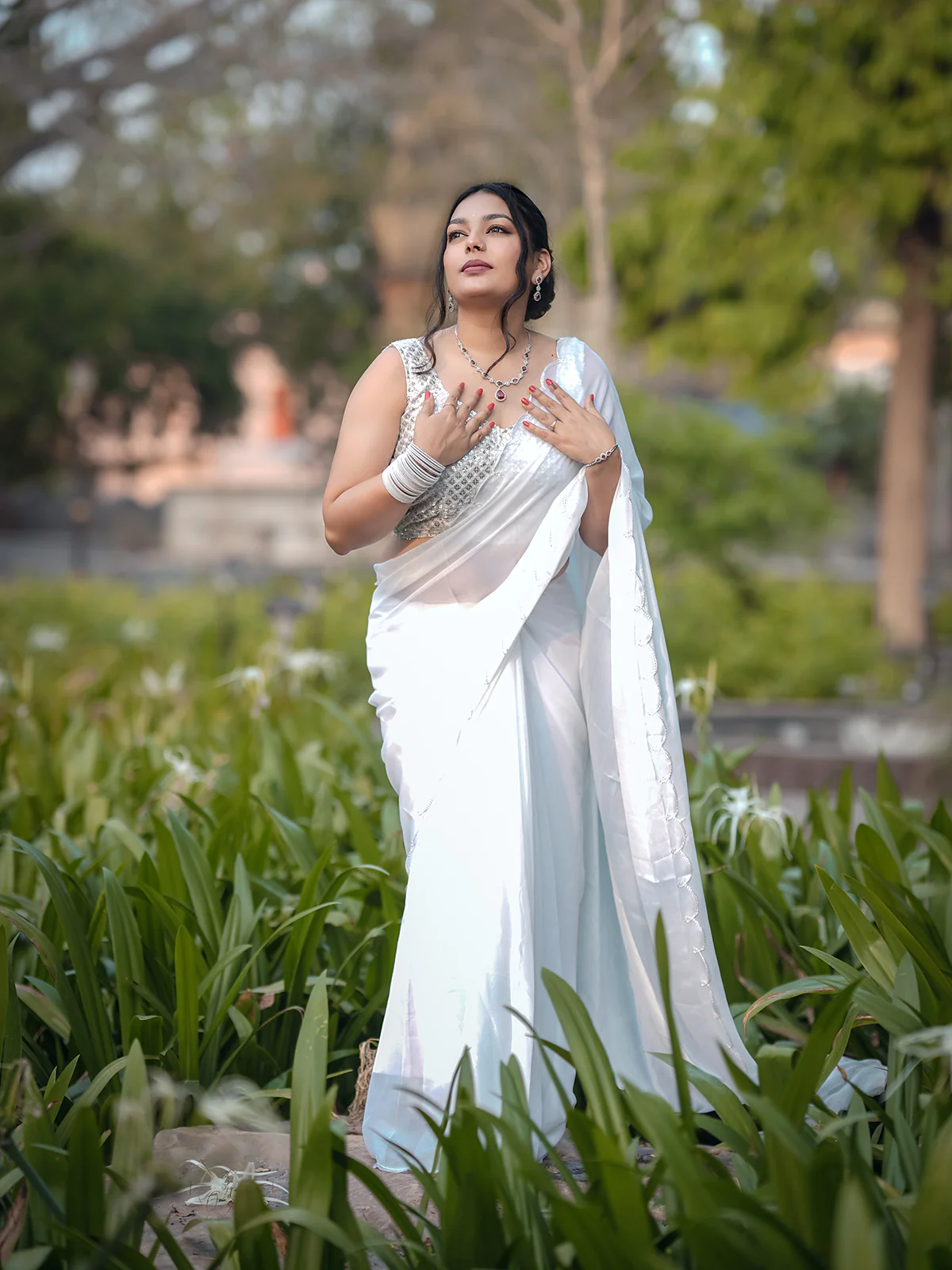 Odette Women's White Silk Saree with unstitched Blouse - Image 3