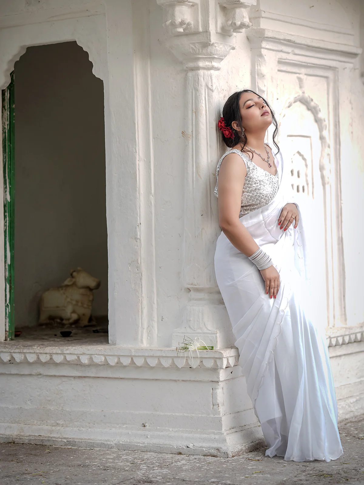 Odette Women's White Silk Saree with unstitched Blouse - Image 7