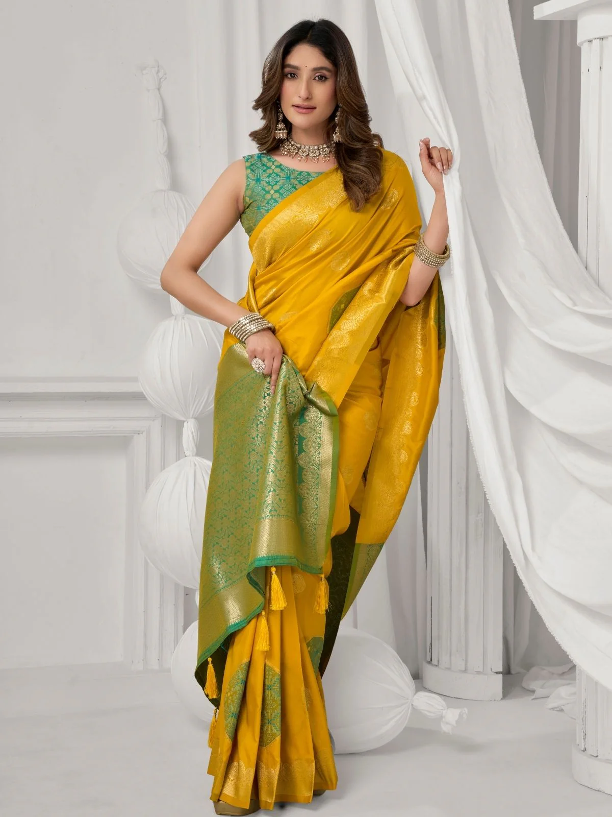 Odette Yellow and Green Silk Blend Woven Saree For Women - Image 3