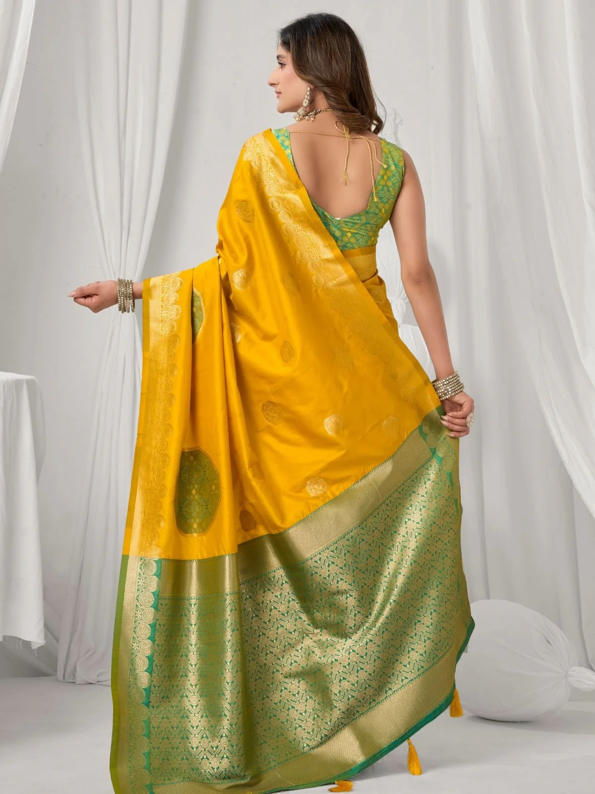 Odette Yellow and Green Silk Blend Woven Saree For Women - Image 4