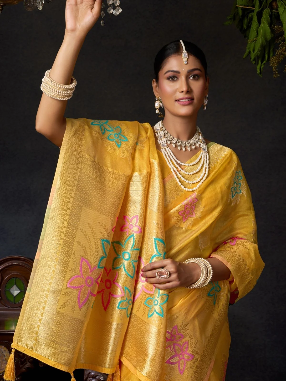 Odette Yellow Cotton Blend Woven Saree For Women - Image 5