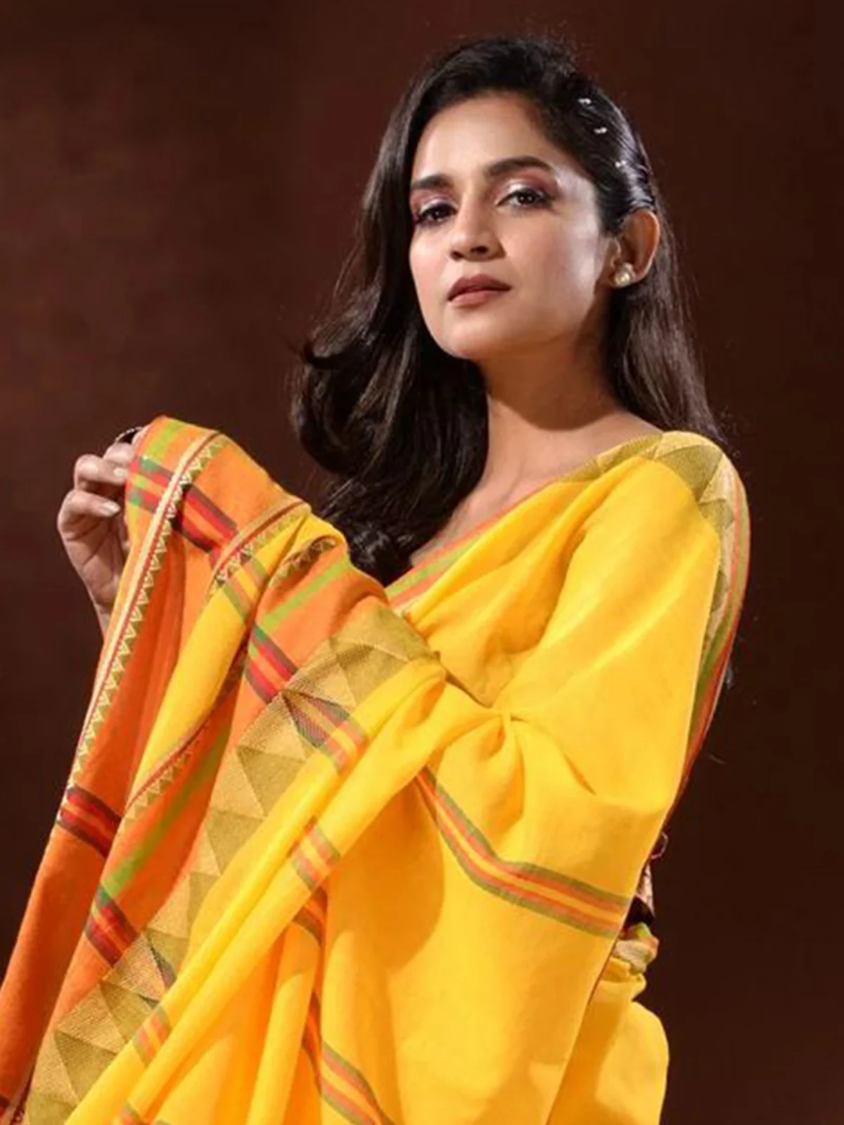 Odette Yellow Temple Border Cotton Blend Saree With Unstitched Blouse for Women - Image 4
