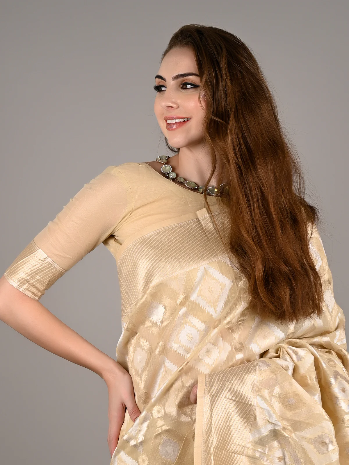 Odette Women Beige Linen Woven Saree With Unstitched Blouse - Image 4
