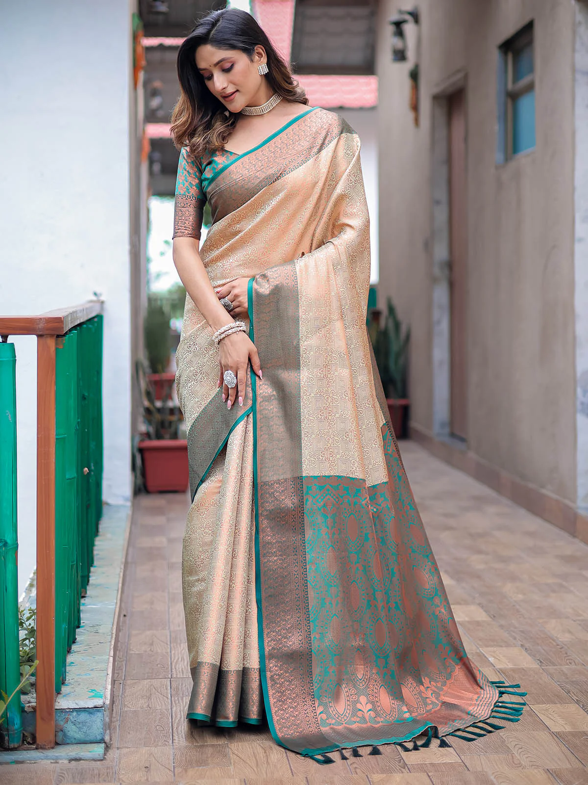 Odette Women Off White Silk Blend Woven Saree With Unstitched Blouse - Image 3