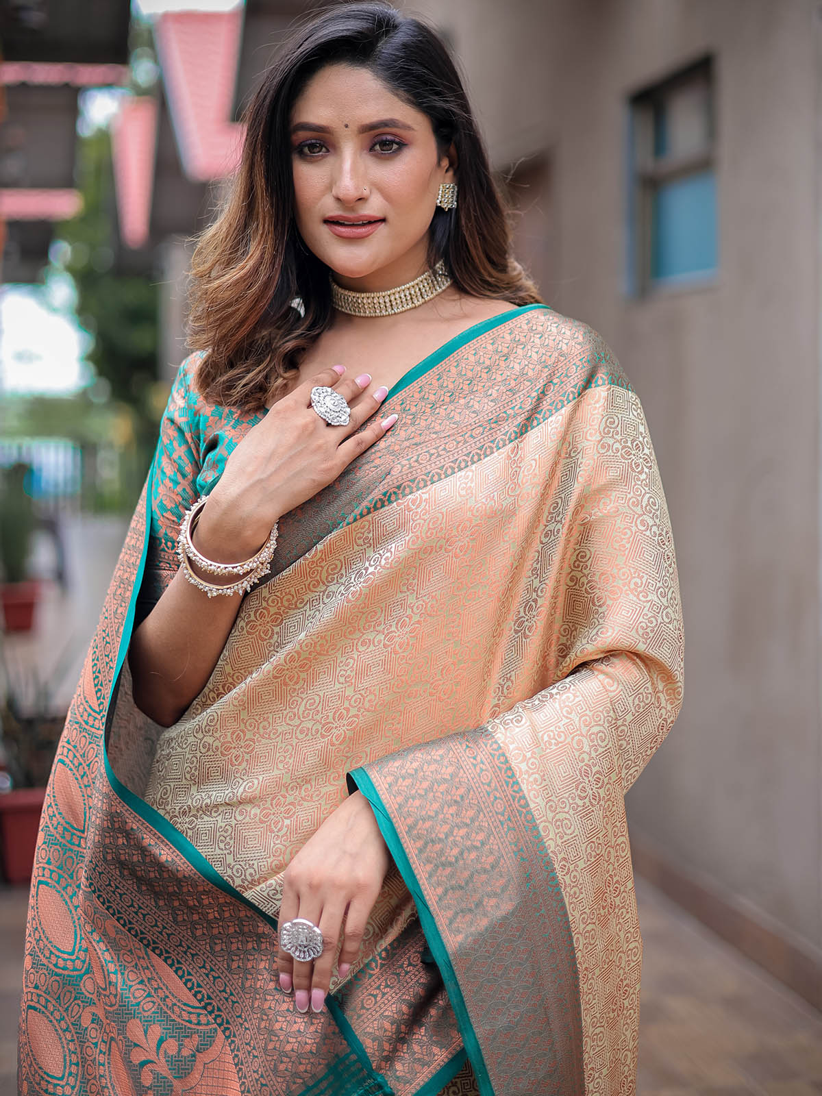 Odette Women Off White Silk Blend Woven Saree With Unstitched Blouse - Image 4