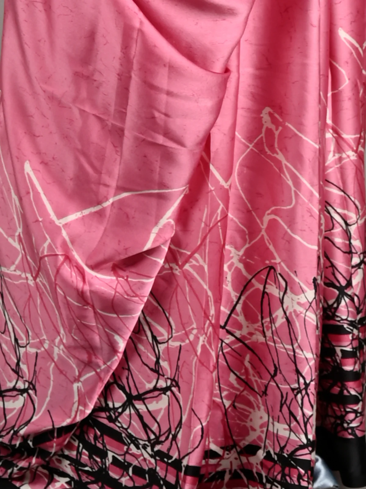 Odette Women Pink Satin Crepe Digital Print Saree With Unstitched Blouse - Image 4