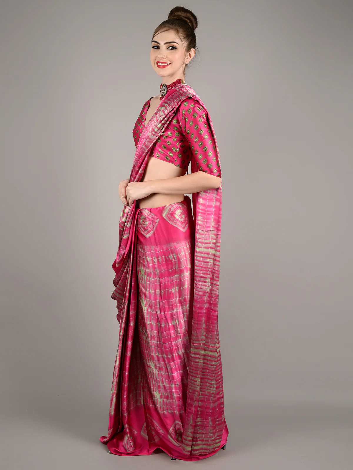 Odette Women Pink Satin Crepe Geometric Print Saree With Unstitched Blouse - Image 2