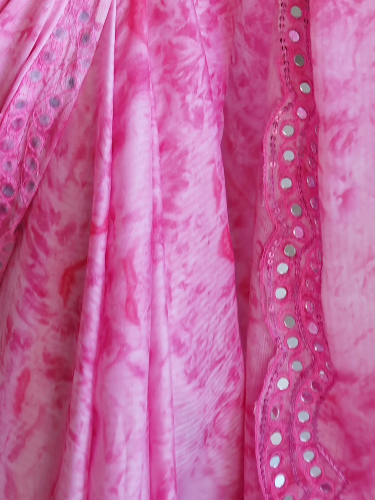 Odette Women Pink Satin Georgette Prism Print Saree With Unstitched Blouse - Image 7