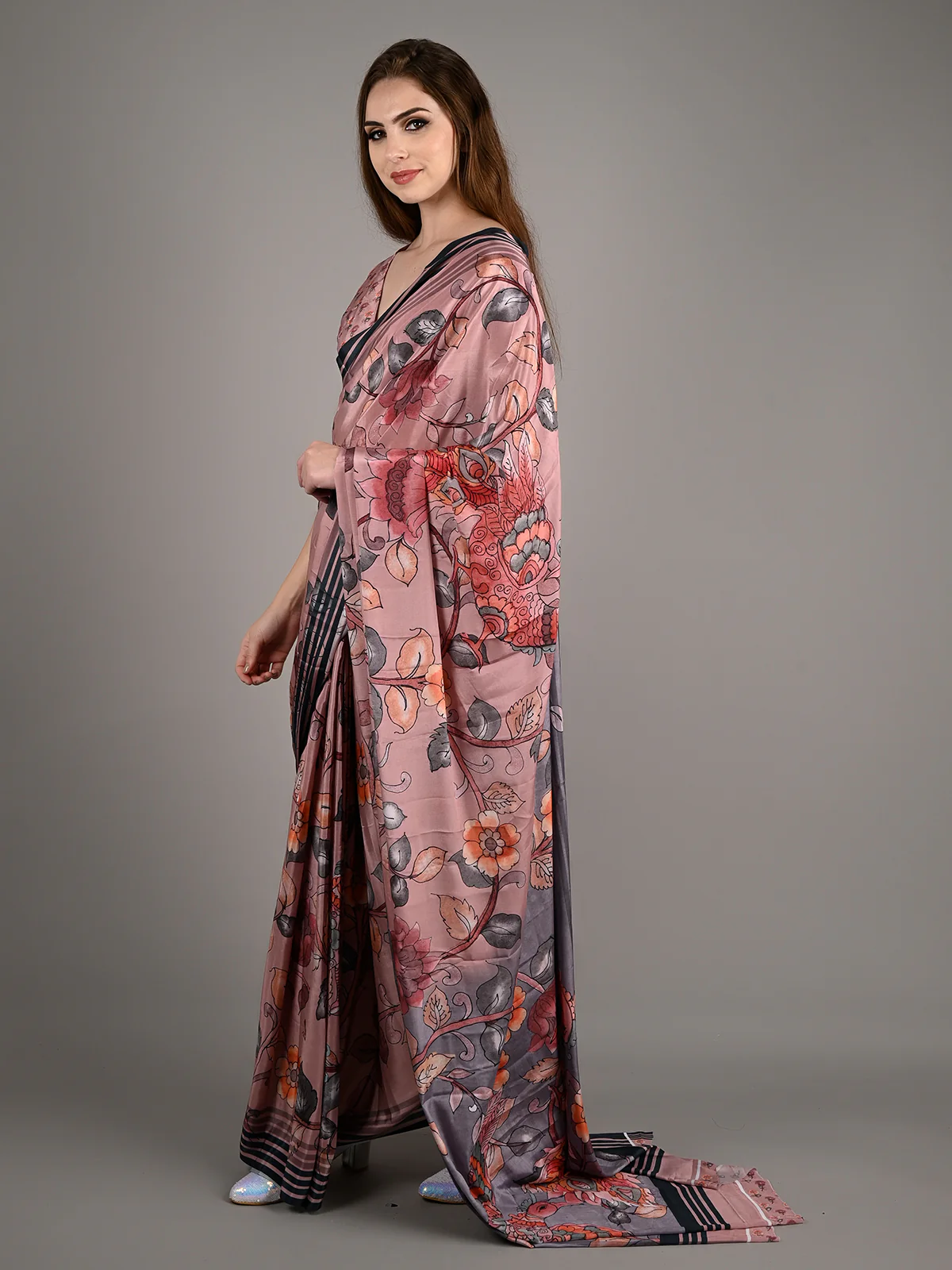 Odette Women Pink Silk Crepe Floral Printed Saree With Unstitched Blouse - Image 2