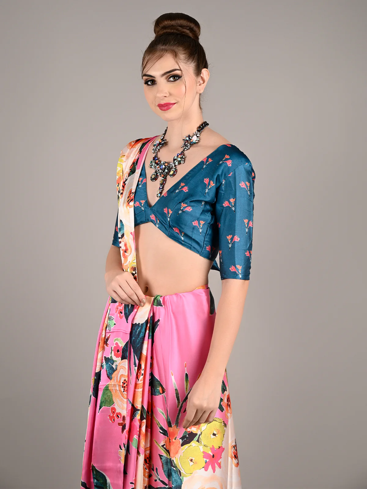 Odette Women Pink Soft Crepe Digital Floral Print Saree With Unstitched Blouse - Image 3