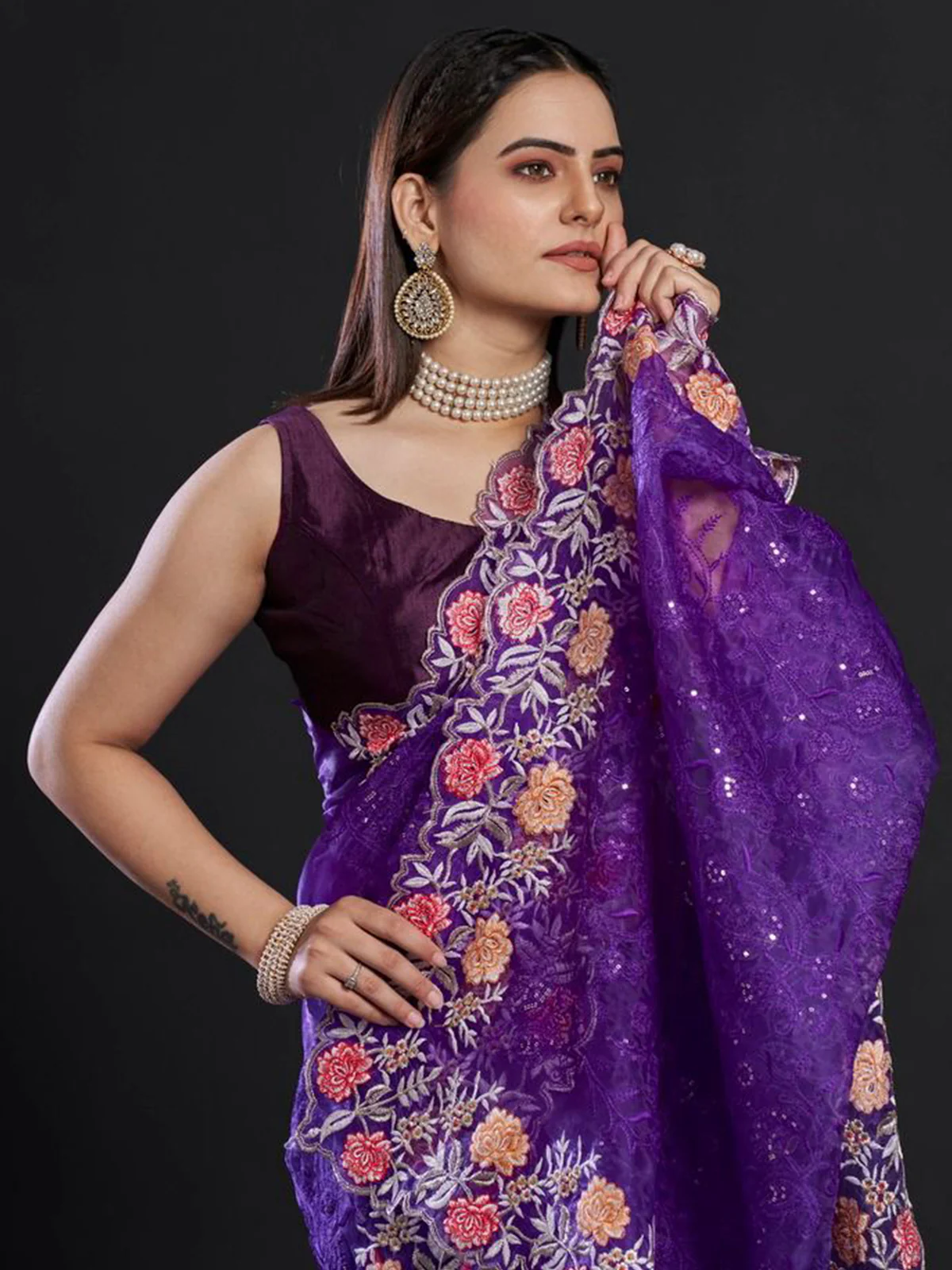 Odette Women Purple Organza Saree With Unstitched Blouse - Image 4