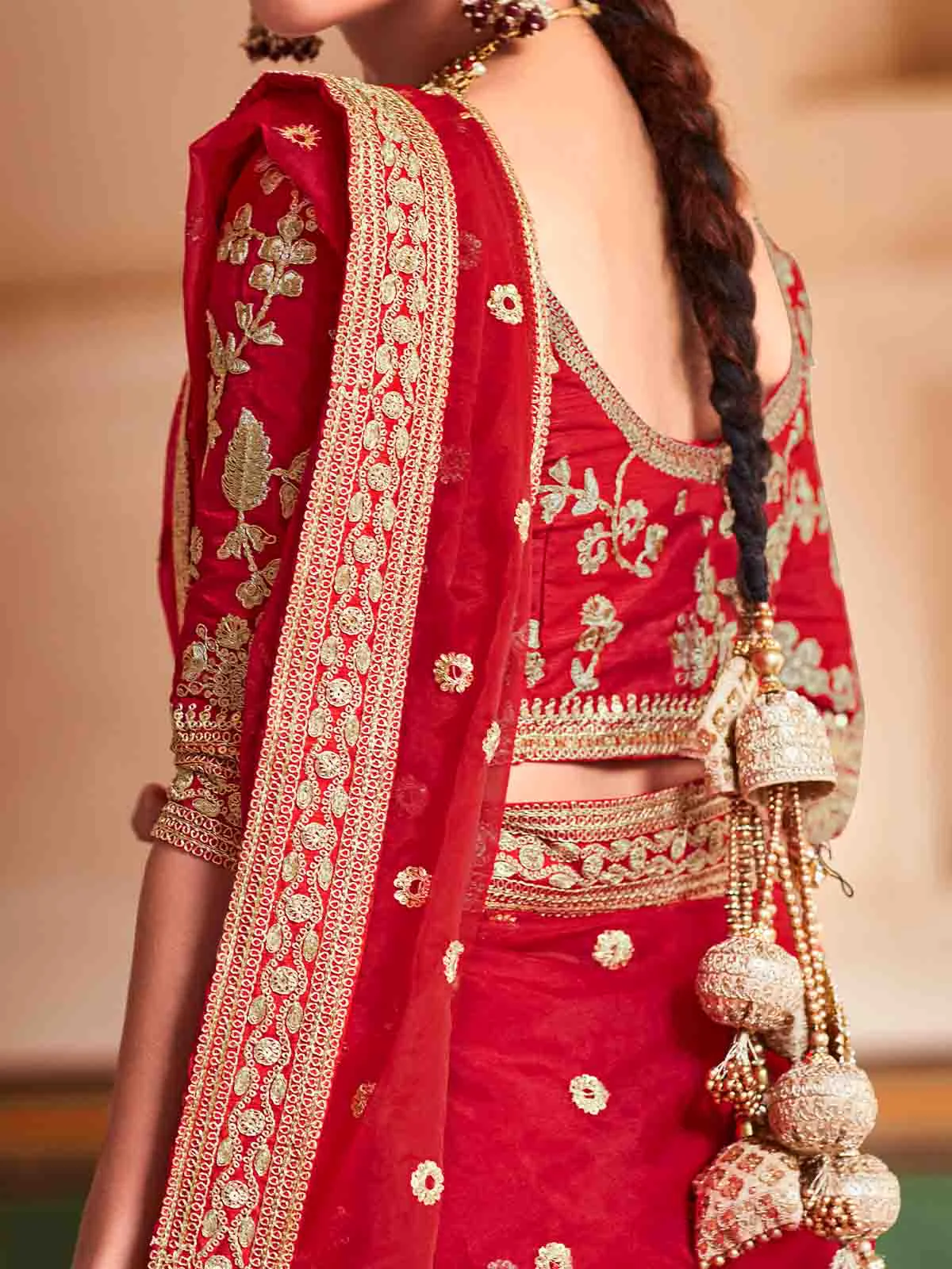 Odette Women Red Organza Embroidered Saree With Unstitched Blouse - Image 4