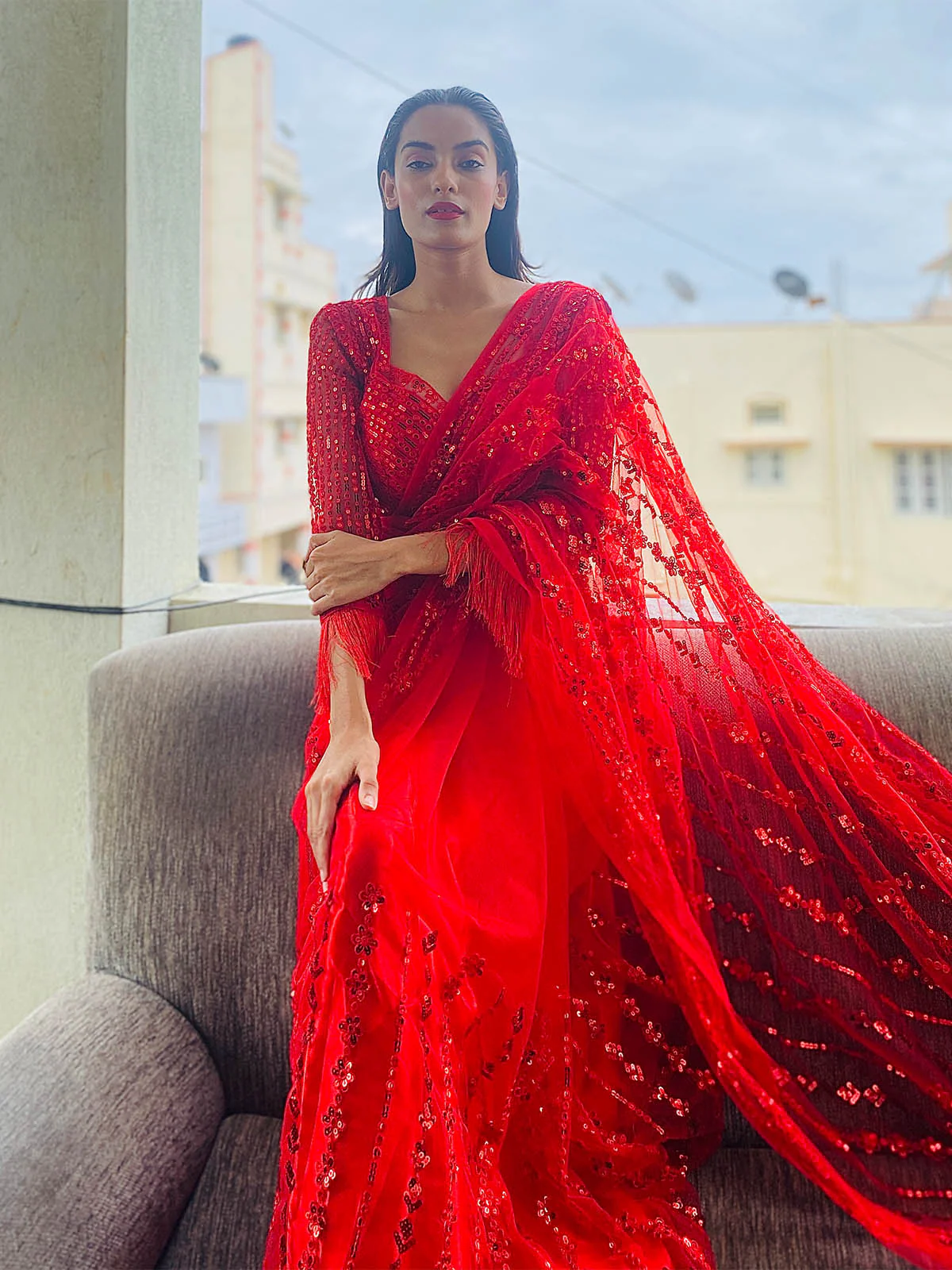 Odette Women Red Net Sequins Saree With Unstitched Blouse - Image 4
