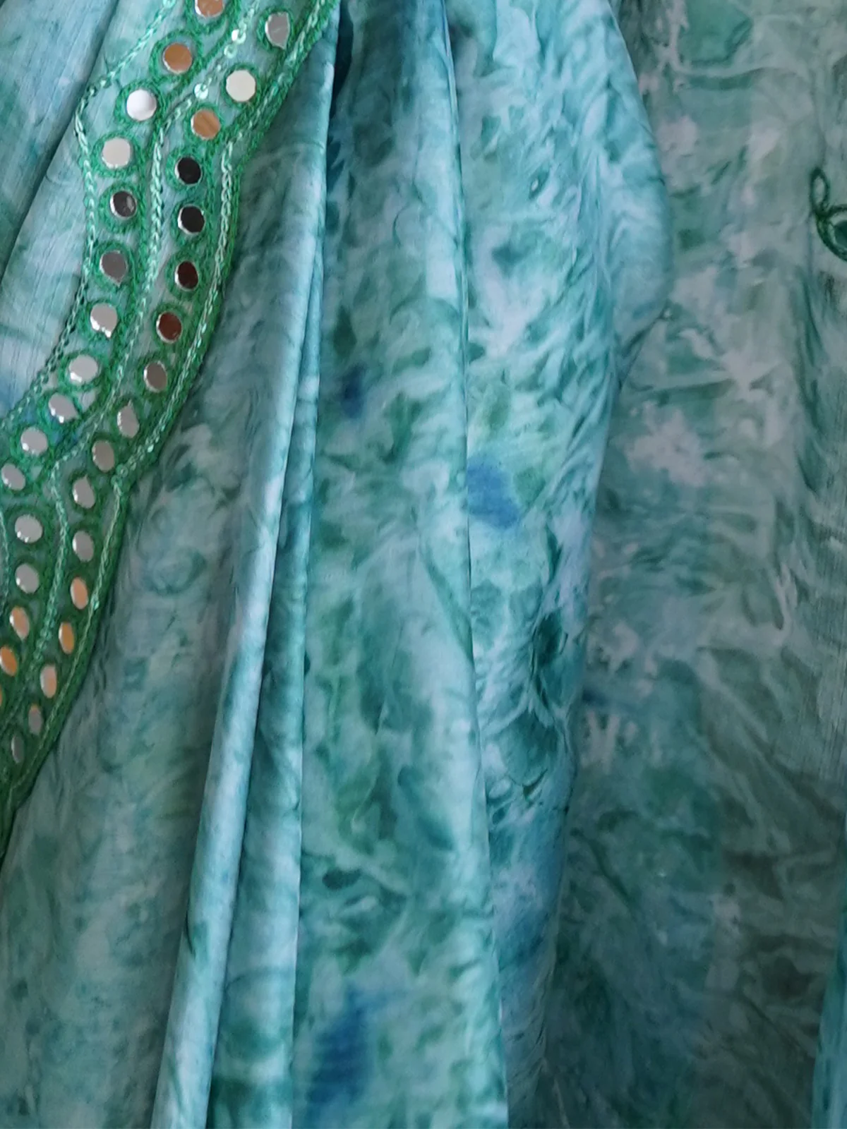 Odette Women Sea Green Satin Georgette Prism Print Saree With Unstitched Blouse - Image 6