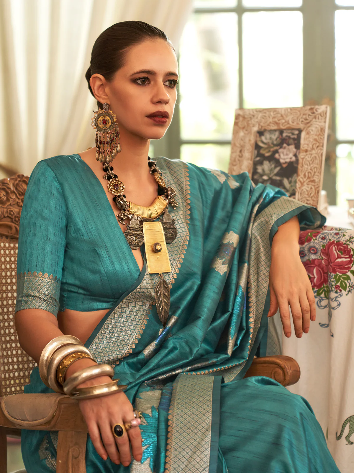 Odette Women Teal Silk Blend Woven Saree With Unstitched Blouse - Image 2