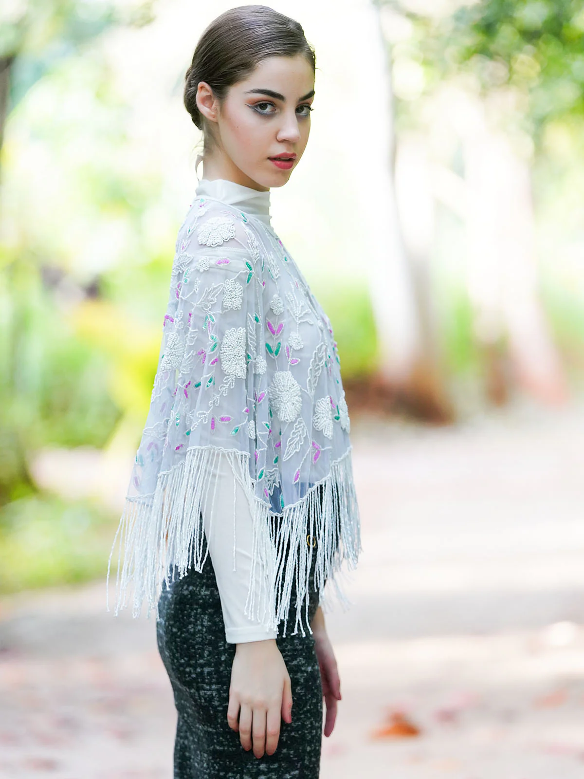 Odette Women The Glamorous Grey Embroidered Cape - Image 4
