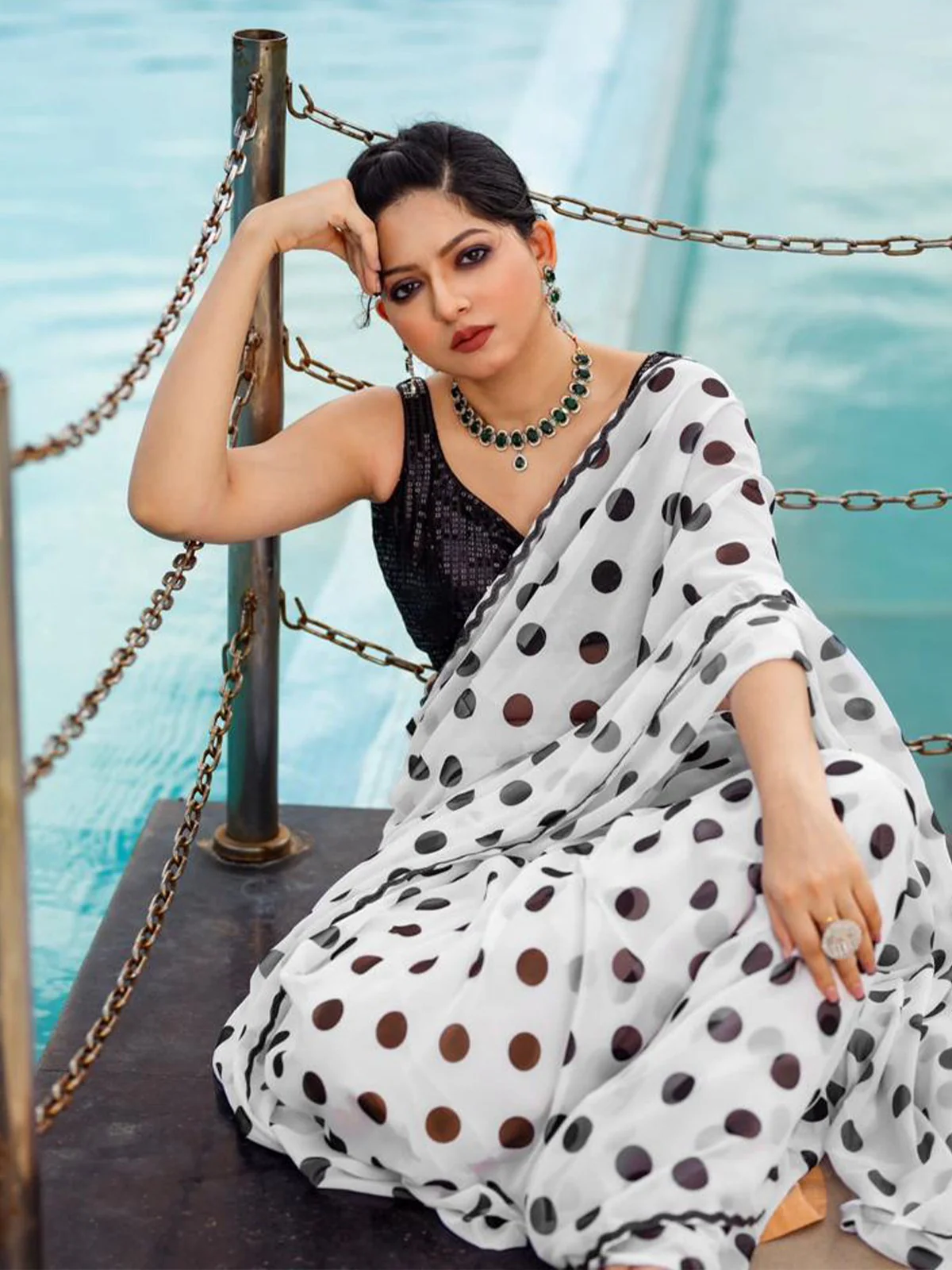 Odette Women White Georgette Polka Dots Saree With Unstitched Blouse - Image 3