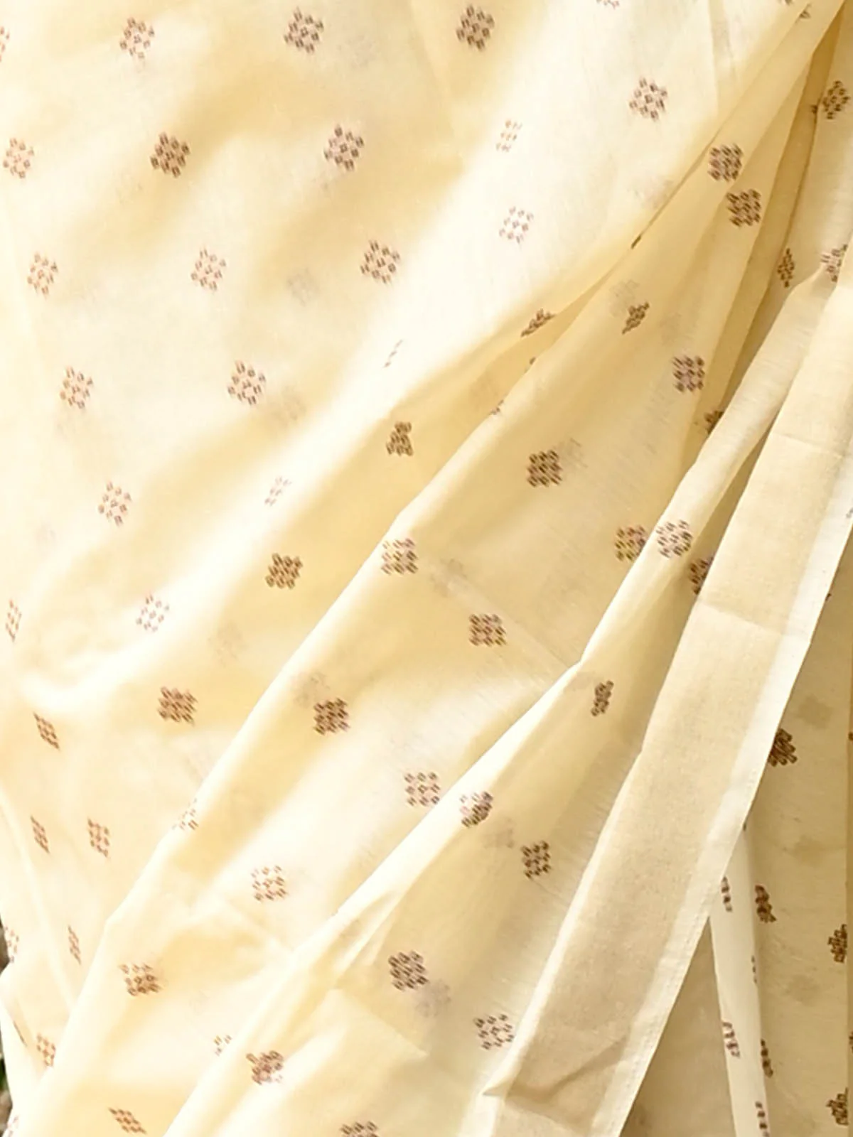 Odette Women Apricot Viscose Woven Saree With Unstitched Blouse - Image 5