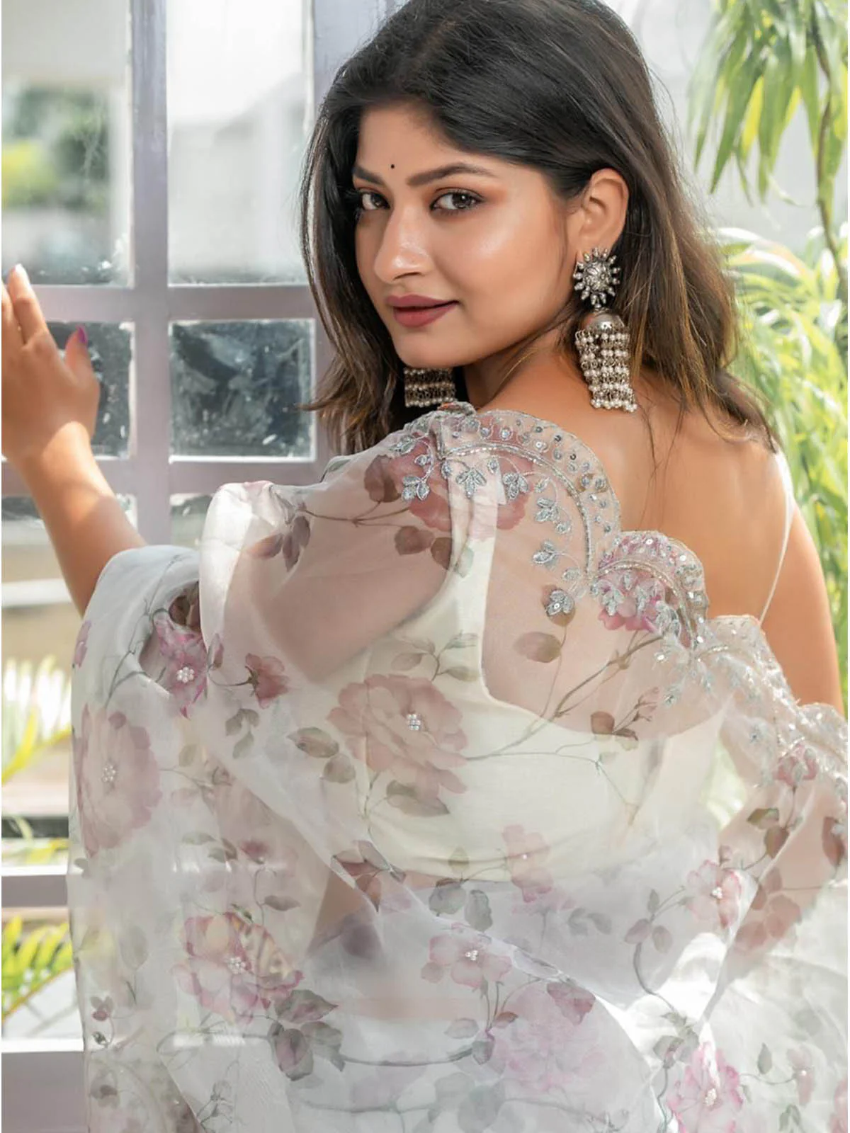Odette Women White Organza Floral Print Saree With Unstitched Blouse - Image 4