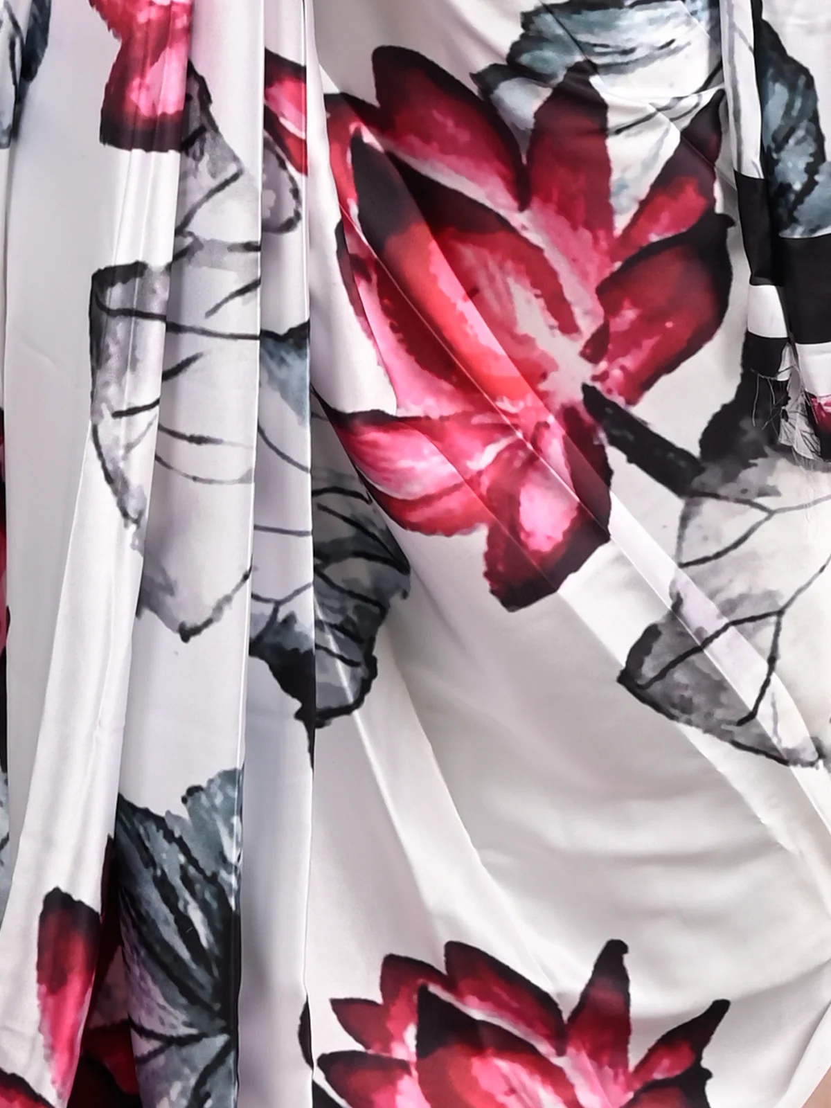 Odette Women White Satin Crepe Printed Saree With Unstitched Blouse - Image 4
