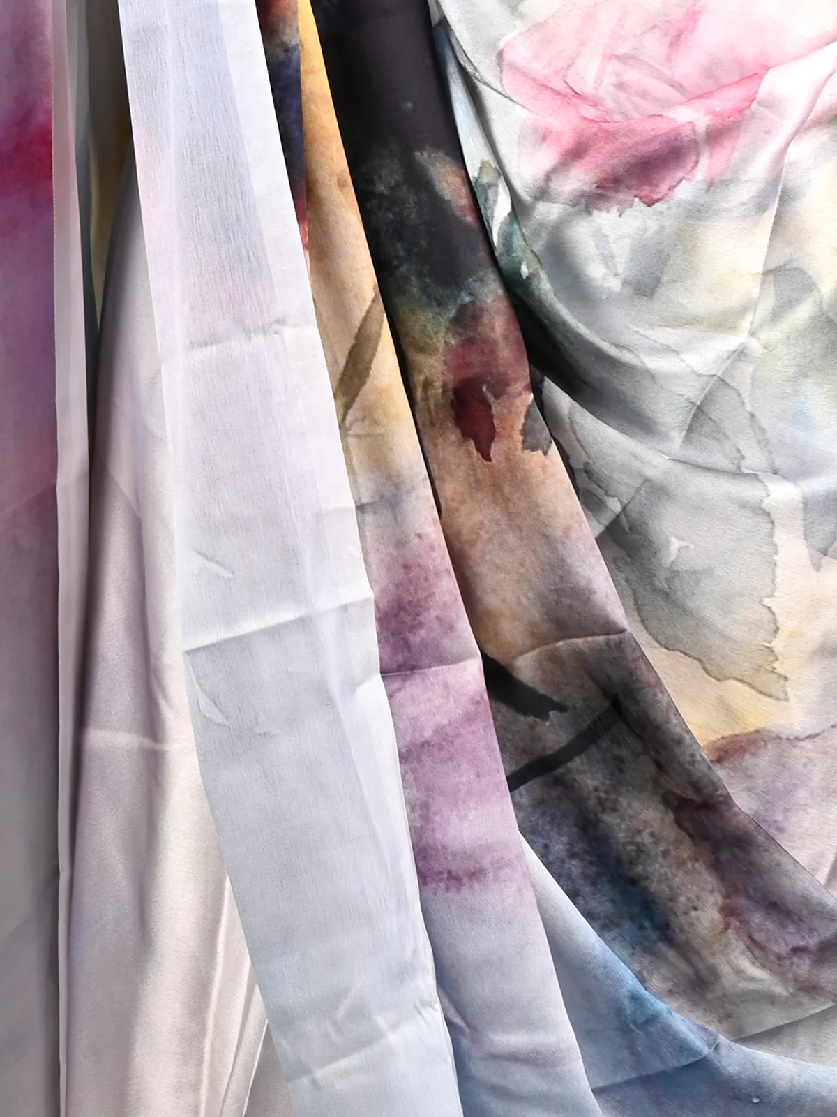 Odette Women White Silk Blend Digital Floral Print Saree With Unstitched Blouse - Image 4