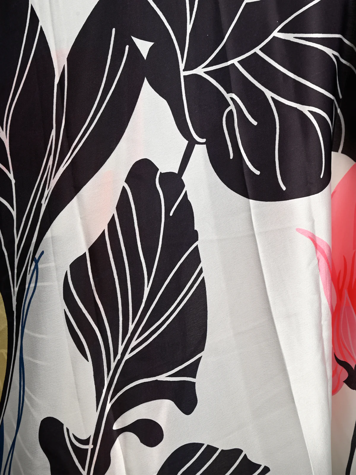Odette Women White Soft Crepe Digital Floral Print Saree With Unstitched Blouse - Image 4